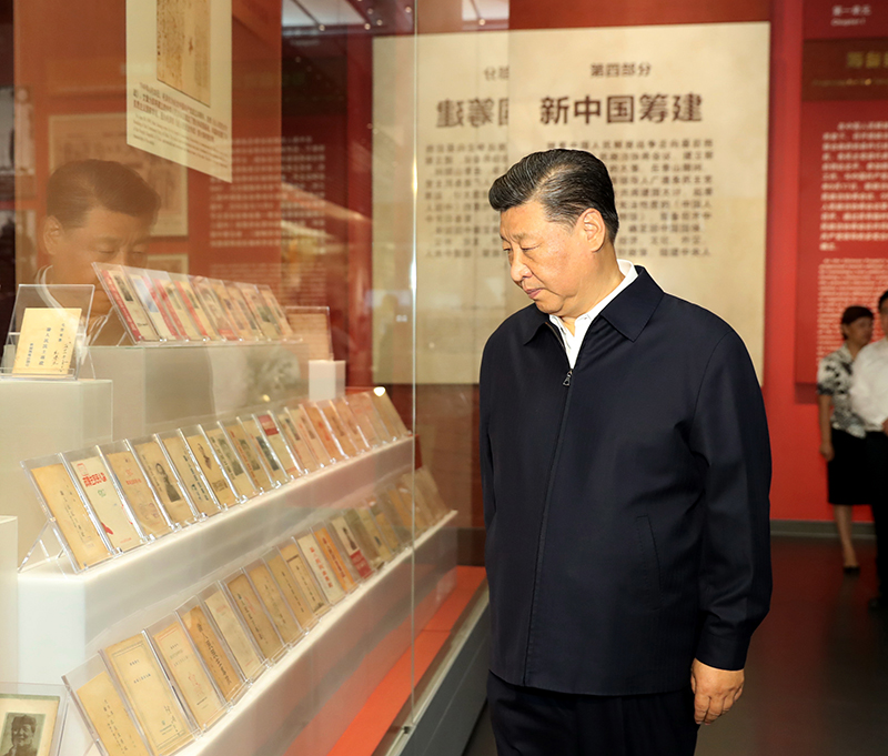 9月12日,中共中央总书记、国家主席、中央军委主席习近平视察中共中央北京香山革命纪念地。这是习近平在香山革命纪念馆参观《为新中国奠基》主题展览。