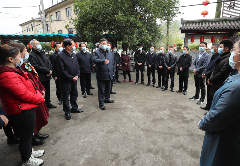 3月29日至4月1日,中共中央总书记、国家主席、中央军委主席习近平在浙江考察。这是3月30日,习近平在湖州市安吉县天荒坪镇余村同老村支书和返乡创业村民代表拉家常。