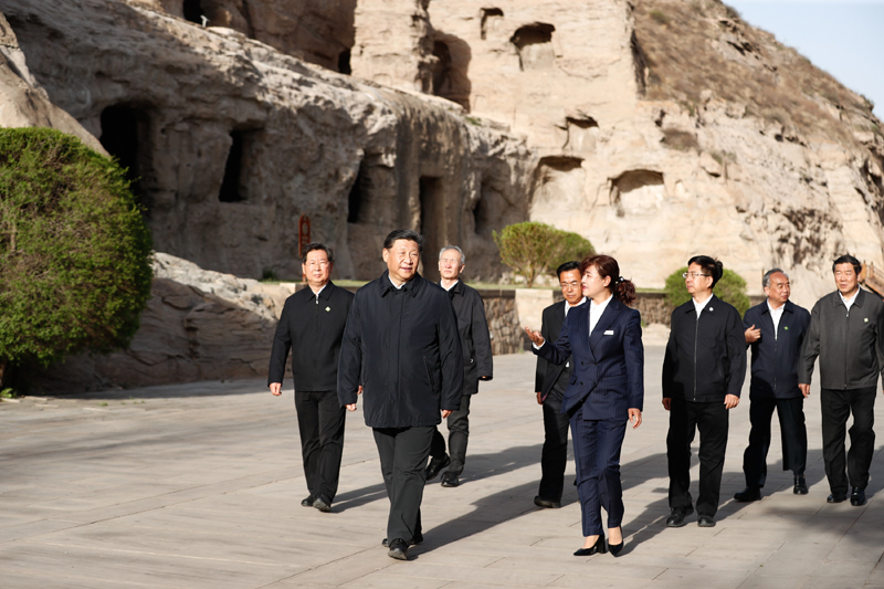 5月11日至12日,中共中央总书记、国家主席、中央军委主席习近平在山西考察。这是5月11日下午,习近平在大同市云冈石窟考察历史文化遗产保护情况。新华社记者 刘彬 摄