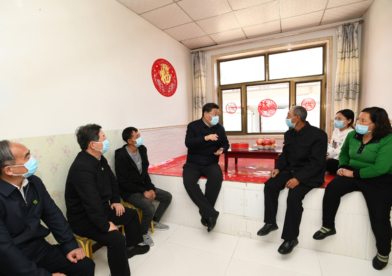5月11日至12日,中共中央总书记、国家主席、中央军委主席习近平在山西考察。这是5月11日下午,习近平在大同市云州区西坪镇坊城新村,同搬迁户白高山一家人坐在炕沿儿上拉家常。新华社记者 谢环驰 摄