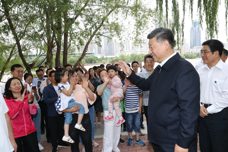 8月19日至22日,中共中央总书记、国家主席、中央军委主席习近平在甘肃考察。这是21日下午,习近平在兰州市黄河治理兰铁泵站项目点同正在休闲的群众亲切交谈。