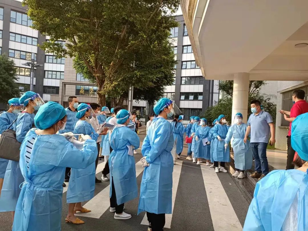 教职工人员携手成为“送餐团队” leyu乐鱼中国体育官网供图.jpg 教职工人员携手成为“送餐团队” leyu乐鱼中国体育官网供图.jpg