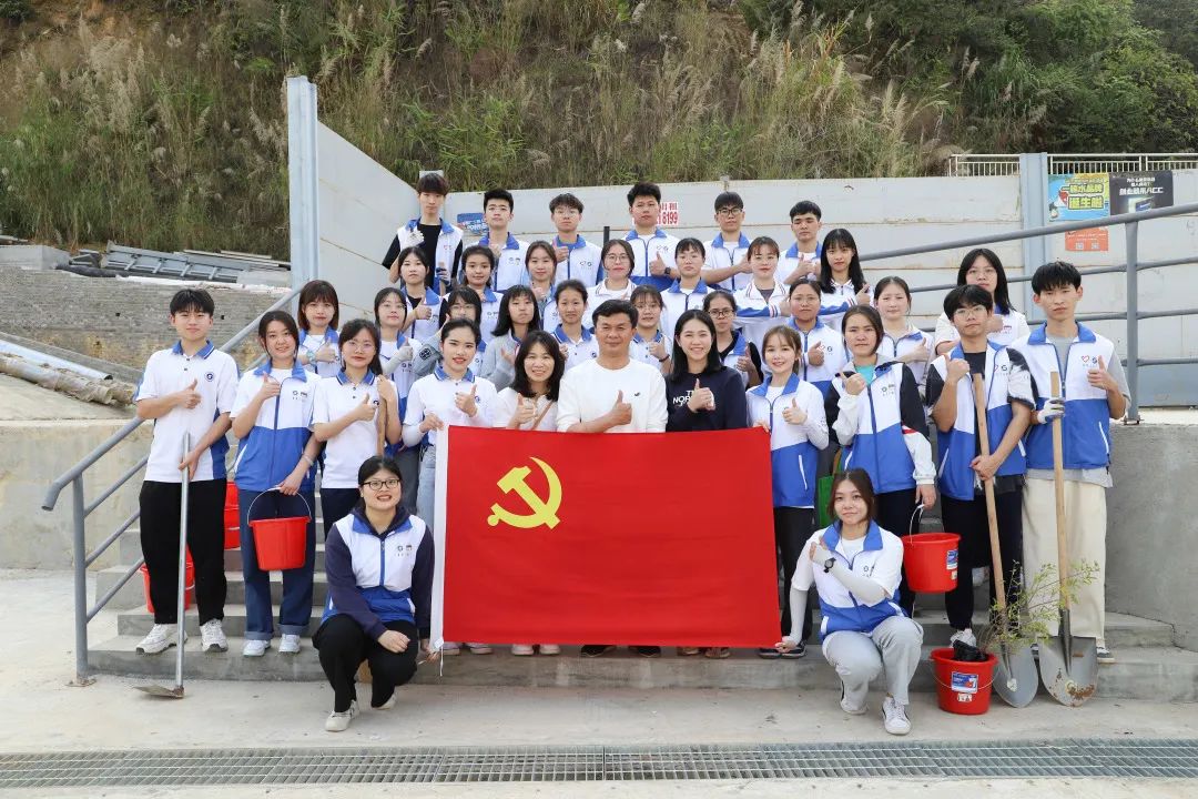 团委洪卫烈书记、严晓君老师、张欣老师带领与团学第二党支部的党员和青年团员大合照 leyu乐鱼中国体育官网供图.jpg 团委洪卫烈书记、严晓君老师、张欣老师带领与团学第二党支部的党员和青年团员大合照 leyu乐鱼中国体育官网供图.jpg