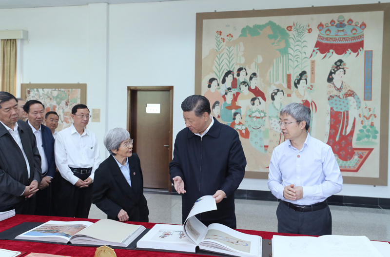 8月19日至22日,中共中央总书记、国家主席、中央军委主席习近平在甘肃考察。这是19日下午,习近平在敦煌研究院察看珍藏文物和学术成果展示,了解文物保护和研究、弘扬优秀历史文化情况。