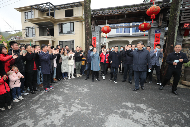 3月29日至4月1日,中共中央总书记、国家主席、中央军委主席习近平在浙江考察。这是3月30日,习近平在湖州市安吉县天荒坪镇余村考察时,向村民们挥手致意。