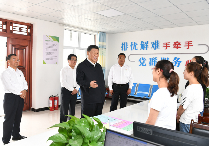 8月19日至22日,中共中央总书记、国家主席、中央军委主席习近平在甘肃考察。这是21日上午,习近平在武威市古浪县黄花滩生态移民区富民新村党群服务中心考察。