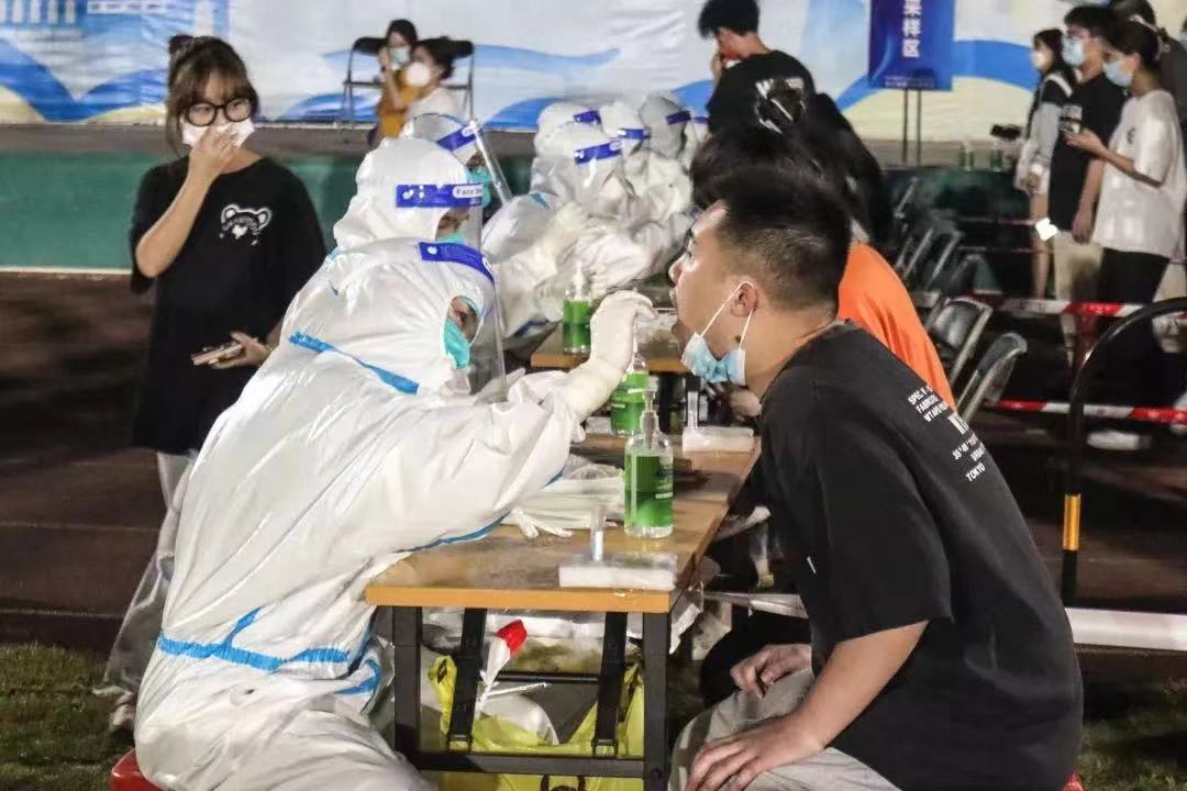 核酸现场秩序井然 leyu乐鱼中国体育官网供图.jpg 核酸现场秩序井然 leyu乐鱼中国体育官网供图.jpg