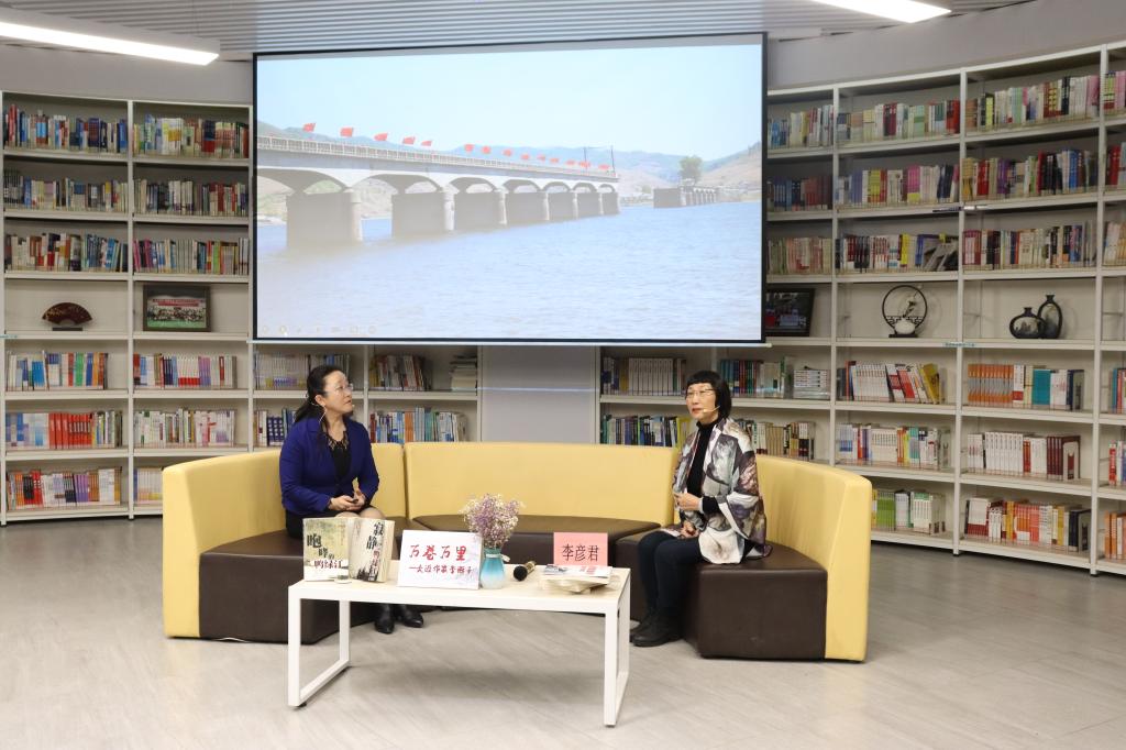 李老师讲述鸭绿江断桥历史.jpg 李老师讲述鸭绿江断桥历史.jpg