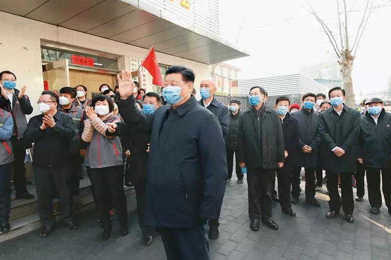 2020年2月10日,中共中央总书记、国家主席、中央军委主席习近平在北京调研指导新冠肺炎疫情防控工作。这是习近平在朝阳区安贞街道安华里社区,了解基层一线疫情联防联控情况。新华社记者 庞兴雷/摄