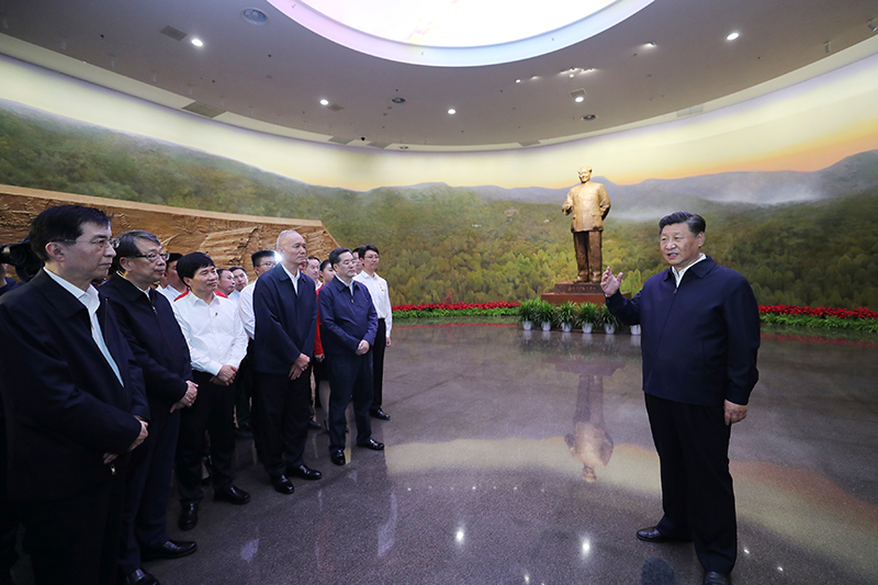 9月12日,中共中央总书记、国家主席、中央军委主席习近平视察中共中央北京香山革命纪念地。这是习近平在香山革命纪念馆参观《为新中国奠基》主题展览,并发表重要讲话。