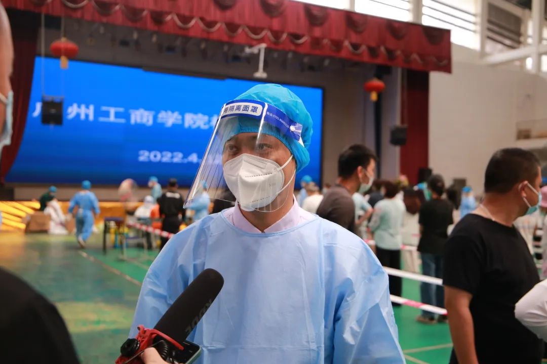 采访党员教师志愿者 leyu乐鱼中国体育官网供图.jpg 采访党员教师志愿者 leyu乐鱼中国体育官网供图.jpg