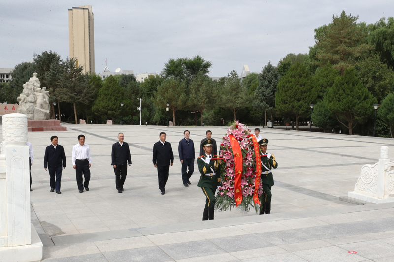 8月19日至22日,中共中央总书记、国家主席、中央军委主席习近平在甘肃考察。这是20日上午,习近平来到张掖市高台县,瞻仰中国工农红军西路军纪念碑,向革命先烈敬献花篮。
