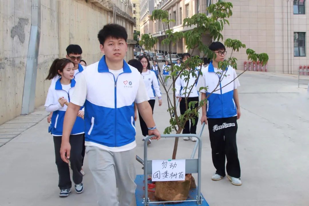 植树节活动在花都校区校园内开展 leyu乐鱼中国体育官网供图.jpg 植树节活动在花都校区校园内开展 leyu乐鱼中国体育官网供图.jpg