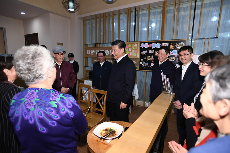 11月2日至3日,中共中央总书记、国家主席、中央军委主席习近平在上海考察。这是2日下午,习近平在长宁区虹桥街道古北市民中心老年助餐点,同正在用餐的居民热情交谈。新华社记者 谢环驰 摄