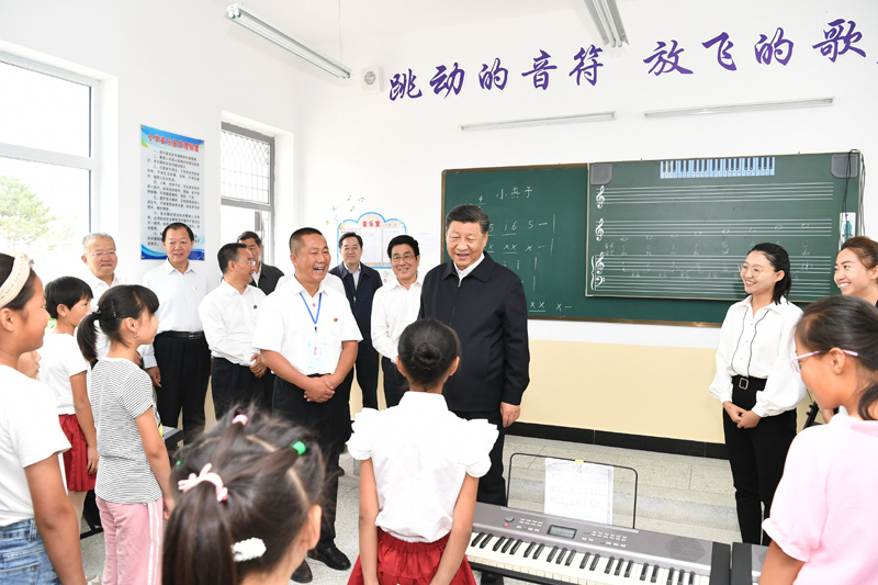 8月19日至22日,中共中央总书记、国家主席、中央军委主席习近平在甘肃考察。这是21日上午,习近平在武威市古浪县黄花滩生态移民区富民新村富民小学的音乐教室,认真观看正在进行的音乐课教学。